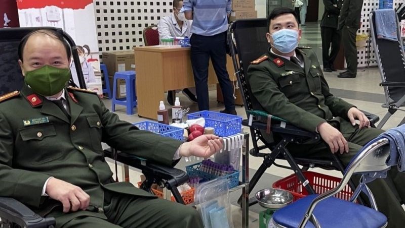 Thượng tá Ngô Xuân Hải, Phó Trưởng phòng An ninh chính trị nội bộ, Công an thành phố Hà Nội cùng cán bộ chiến sĩ, đoàn viên, thanh niên, sinh viên đã tham gia hiến máu