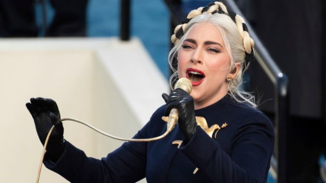Ca sĩ Lady Gaga trình diễn quốc ca Mỹ tại lễ nhậm chức của Tổng thống Joe Biden hồi tháng 1.