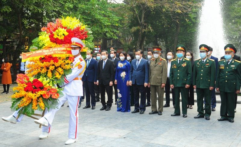 Các đồng chí lãnh đạo thành kính dâng hoa kỷ niệm 75 năm Ngày Toàn quốc kháng chiến