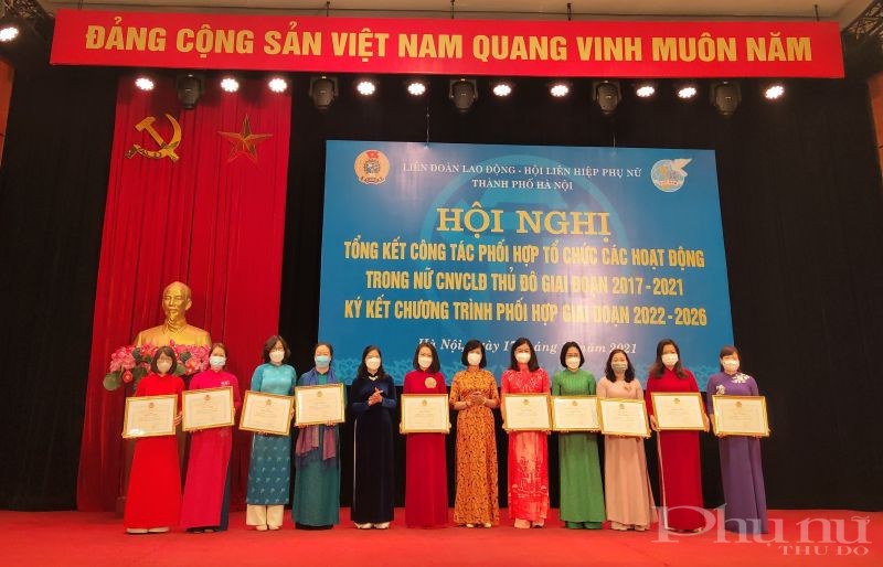 Đồng chí Đỗ Hồng Vân, Quyền trưởng Ban nữ công LĐLĐ Hà Nội ( thứ 6 từ phải sang) và đồng chí Đặng Thị Phương Hoa, Phó chủ tịch Thường trực LĐLĐ TP Hà Nội ( thứ 8 từ phải sang) trao Bằng khen cho các tập thể của Hội LHPN Hà Nội vì có thành tích xuất sắc giai đoạn 2016- 2021