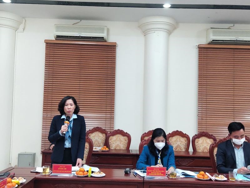 Đồng chí Lê Kim Anh, Chủ tịch Hội LHPN Hà Nội phát biểu tại hội nghị