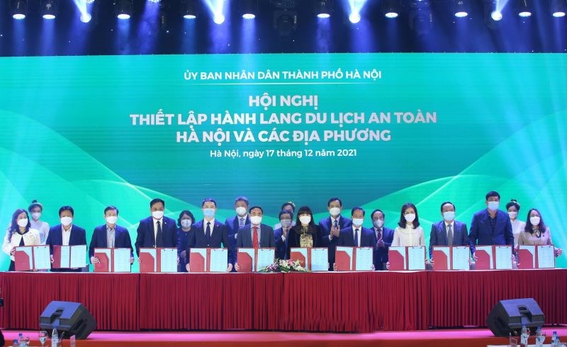 Đại diện lãnh đạo ngành du lịch TP Hà Nội và 11 tỉnh, thành ký kết liên kết thiết lập hành lang du lịch an toàn trong trạng thái bình thường mới