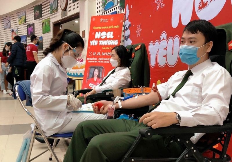 Chương trình hiến máu “Sắc hồng tuổi trẻ” thu hút hàng trăm công an và thanh niên nhiệt tình hưởng ứng - ảnh 3