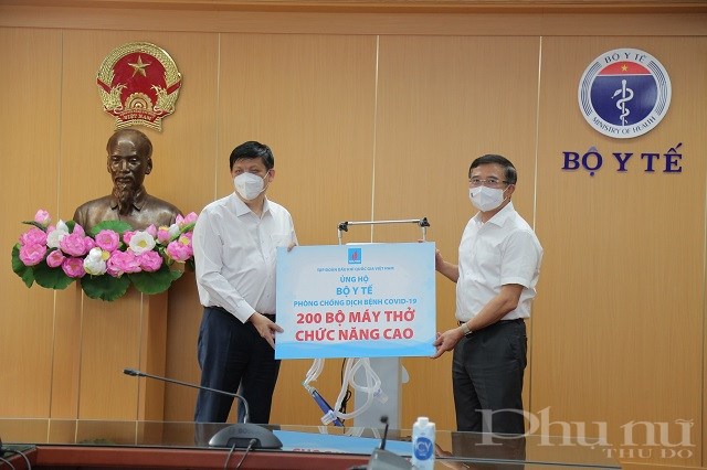 Bộ trưởng Bộ Y tế Nguyễn Thanh Long nhận 200 bộ máy thở từ Chủ tịch HĐTV PVN Hoàng Quốc Vượng.