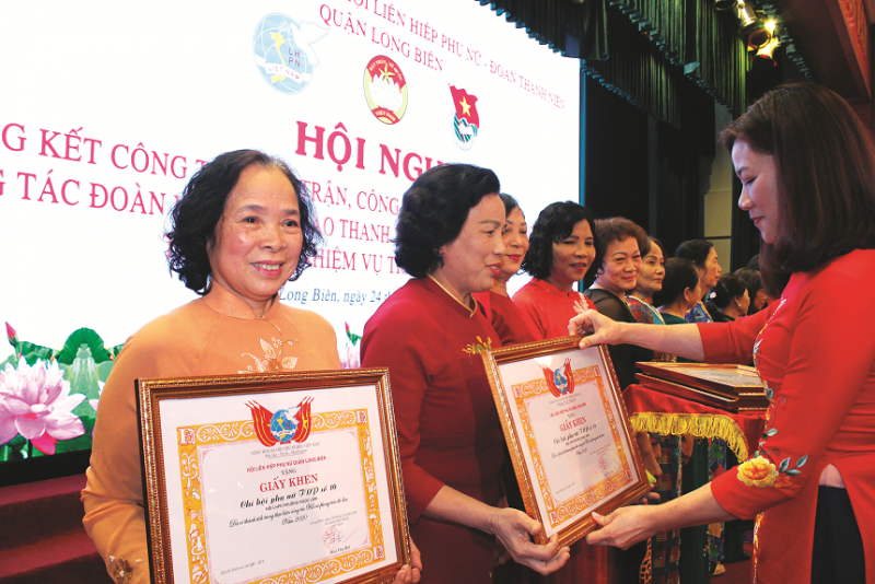 Chị Đào Thu Hải, Chủ tịch Hội LHPN quận Long Biên trao Giấy khen chocác tập thể có thành tích xuất sắc trong công tác Hội năm 2020.
