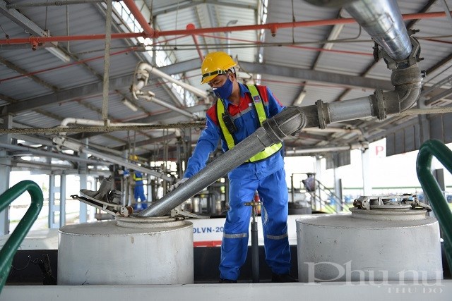 Người lao động PV Oil làm việc tại tổng kho xăng dầu đảm bảo nghiêm các yêu cầu phòng chống dịch.