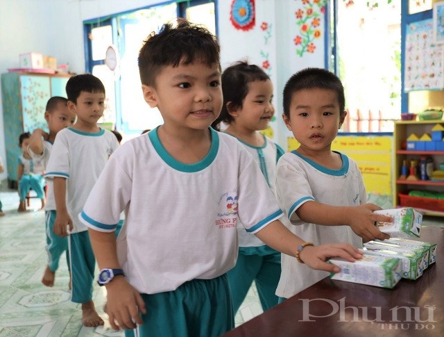 Trong 2 năm học vừa qua, giờ uống Sữa học đường Vinamilk là giờ học đặc biệt mà các em học sinh trường Mẫu giáo Hưng Phong háo hức chờ đợi.
