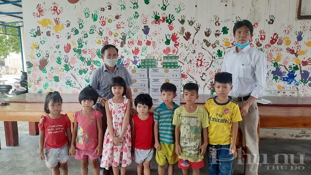 Trẻ em vui mừng khi được nhận sữa từ chương trình Quỹ sữa Vươn cao Việt Nam năm 2021.