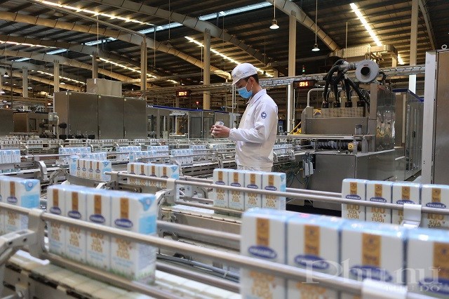 Dây chuyền hiện đại tại Nhà máy sữa Việt Nam, nhà máy sản xuất sữa nước có công suất lớn nhất của Vinamilk hiện nay, lên đến 800 triệu lít/năm.