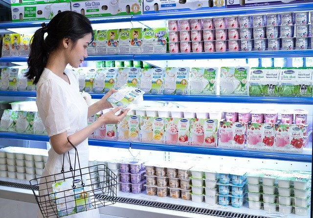 Các sản phẩm mới của Vinamilk đều nhanh chóng xuất hiện trên kệ cửa hàng Giấc Mơ Sữa Việt.