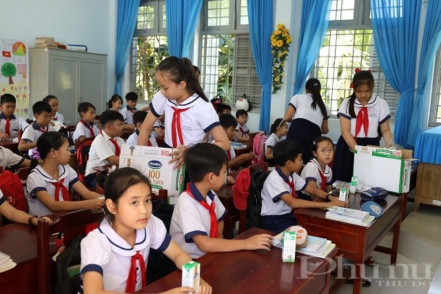 Giờ uống sữa tại lớp 5/1 trường Tiểu học Hưng Nhượng, huyện Giồng Trôm, tỉnh Bến Tre.