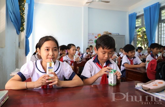 Các em học sinh mầm non, tiểu học tỉnh Bến Tre hiện đang được uống 3 hộp sữa/ngày theo chương trình Sữa học đường của tỉnh.