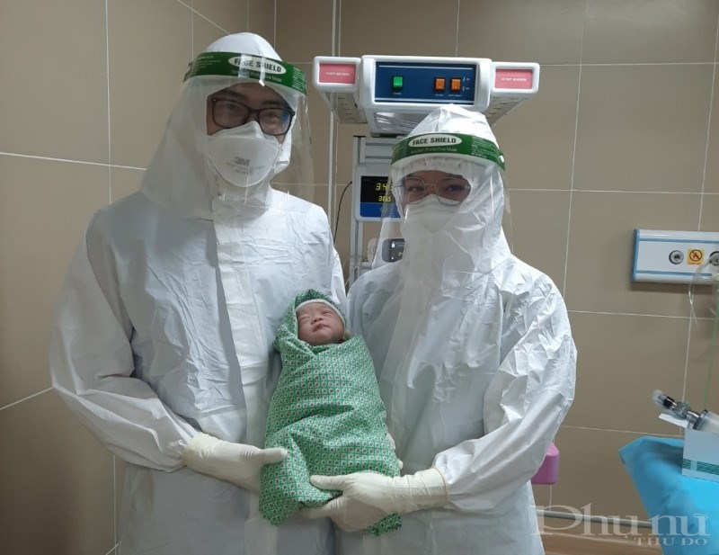 Y bác sĩ cơ sở 2 bệnh viện Phụ sản Hà Nội chào đón các em bé được sinh ra trong phòng áp lực âm dành riêng cho thai phụ mắc Covid-19.