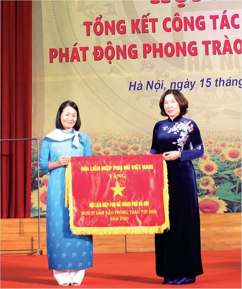 Đồng chí Bùi Thị Hòa, Phó Chủ tịch Hội LHPN Việt Nam trao tặng Cờ Đơn vị dẫn đầu thi đua năm 2020 cho Hội LHPN Hà Nội.