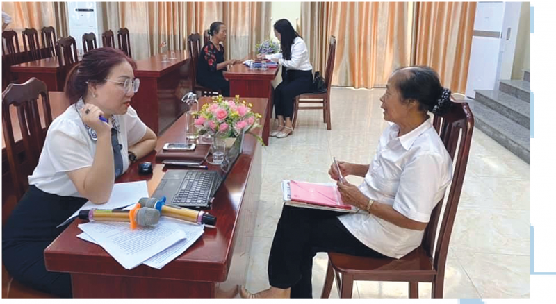 Hội Phụ nữ Đoàn Luật sư Hà Nội tư vấn pháp luật lưu động trực tiếp chongười dân xã Hoa Sơn, huyện Ứng Hòa.