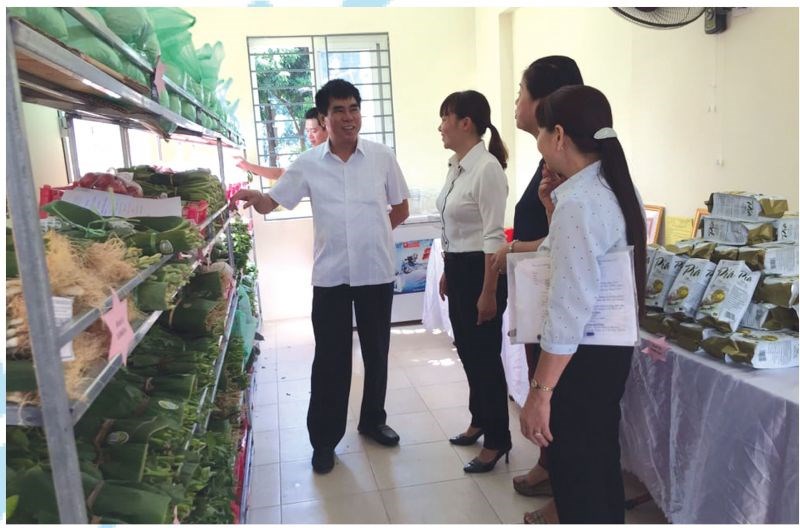 Các đồng chí lãnh đạo Quận ủy Hoàng Mai thăm gian hàng Phụ nữkhởi nghiệp phường Định Công, năm 2019.