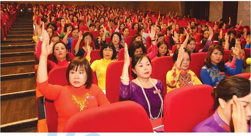 Các đại biểu biểu quyết thông qua phương hướng nhiệm vụ phong tràophụ nữ và hoạt động Hội LHPN Hà Nội nhiệm kỳ 2016-2021 tại Đại hộiĐại biểu Phụ nữ thành phố Hà Nội lần thứ XV nhiệm kỳ 2016-2021.