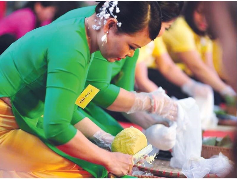 Chị em phụ nữ tham gia trổ tài tại Lễ hội truyền thống xôi Phú Thượngđược tổ chức hàng năm.