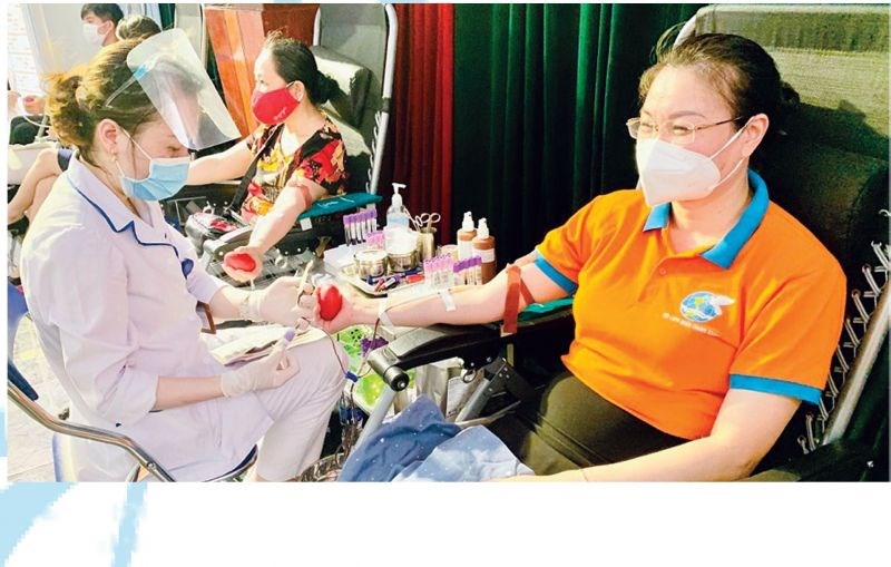 Cán bộ hội viên phụ nữ quận Thanh Xuân tham gia hiến máu tình nguyệntại Ngày hội “Phụ nữ Thanh Xuân hiến máu an toàn, chung tayphòng chống dịch Covid-19”, tháng 6/2021.