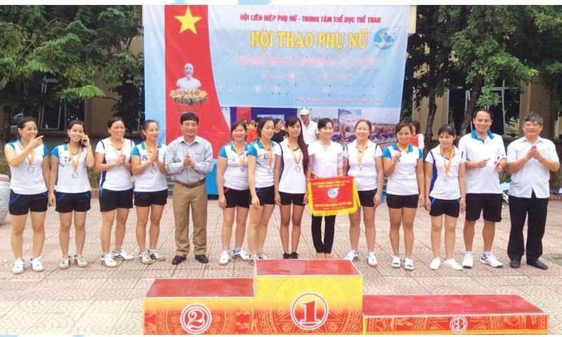 Các đồng chí lãnh đạo huyện Phú Xuyên tham dự, động viên tại Hội thaophụ nữ do Hội LHPN Huyện phối hợp tổ chức, tháng 10/2016.