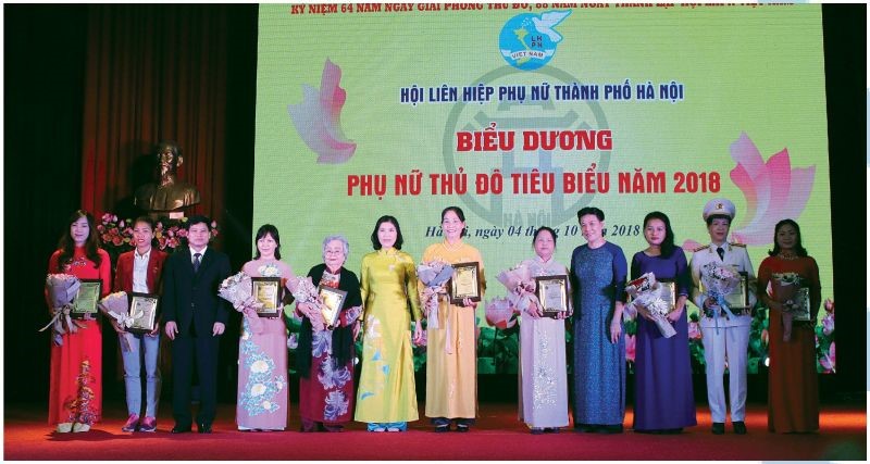 Đồng chí Nguyễn Thị Tuyết, Phó Chủ tịch Hội LHPN Việt Nam(thứ 4 từ phải sang), đồng chí Ngô Văn Quý, Phó Chủ tịch UBND TP. Hà Nộivà đồng chí Trần Thị Phương Hoa, Chủ tịch Hội LHPN Hà Nội trao tặngBằng khen cho 10 Phụ nữ Thủ đô tiêu biểu năm 2018.