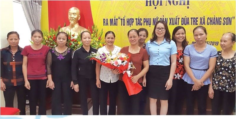 Đại diện lãnh đạo Hội LHPN huyện Thạch Thất tặng hoa chúc mừng tạilễ ra mắt Tổ hợp tác phụ nữ sản xuất đũa tre xã Chàng Sơn, tháng 5/2019.