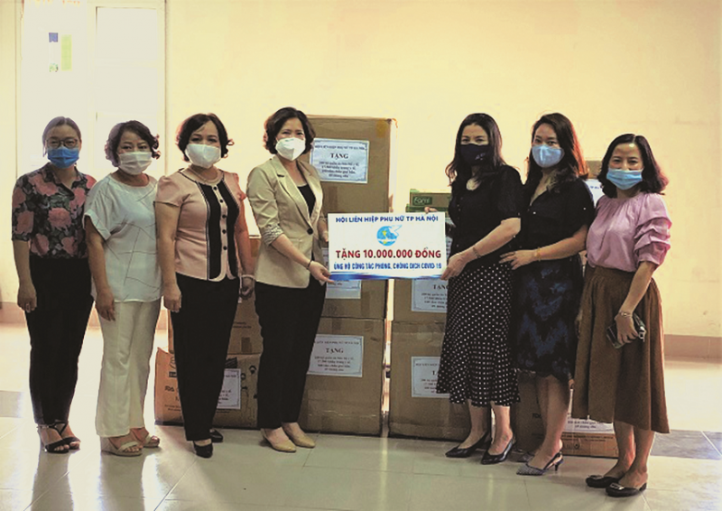 Đoàn công tác Hội LHPN Hà Nội thăm, tặng quà Trung tâm Kiểm soát bệnh tậtthành phố Hà Nội, tháng 5/2021.