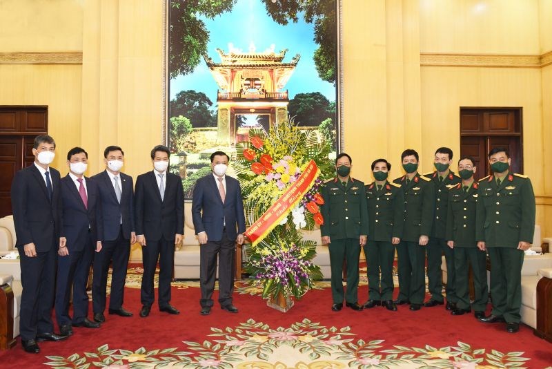 Bí thư Thành ủy Hà Nội Đinh Tiến Dũng ghi nhận, biểu dương và chúc mừng những thành tích và đóng góp của cán bộ, chiến sĩ Bộ Tư lệnh Thủ đô