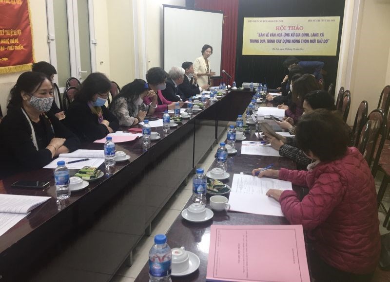 Chủ tịch Hội Nữ trí thức Hà Nội Bùi Thị An trao đổi tại hội nghị