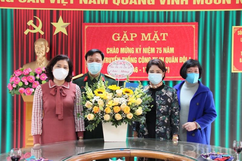 Đồng chí Lê Quỳnh Trang - Tổng Biên tập Báo Phụ nữ Thủ đô (thứ 2 từ phải sang) cùng các đồng chí trong Ban biên tập Báo tặng hoa chúc mừng Công ty TNHH Nhà in quân đội I.