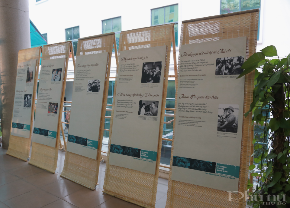 Không gian trưng bày triển lãm bao gồm 92 tấm panô in lụa trên khung tre ngà.