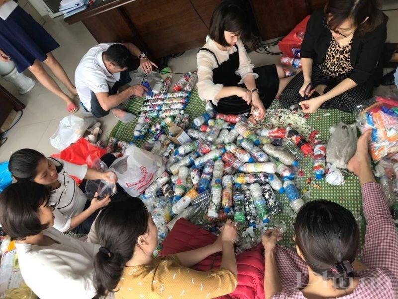 Một buổi tái chế đồ nhựa thành gạch ecobrick để làm bàn ghế, tặng các bạn học sinh của đoàn viên Chi đoàn Hội LHPN Hà Nội. (Ảnh chụp từ 2019)