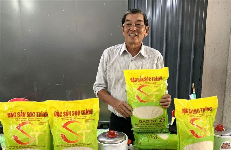 Ông Hồ Quang Cua với sản phẩm gạo ST25