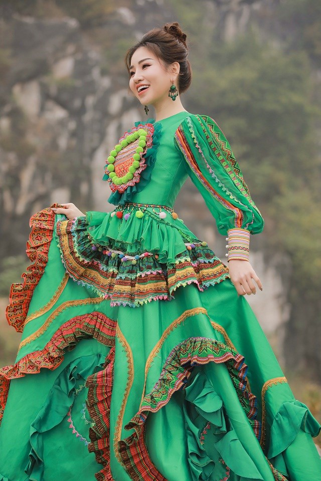 Lương Hà Mỹ Anh trong bộ trang phục cách điệu của một cô gái Thái