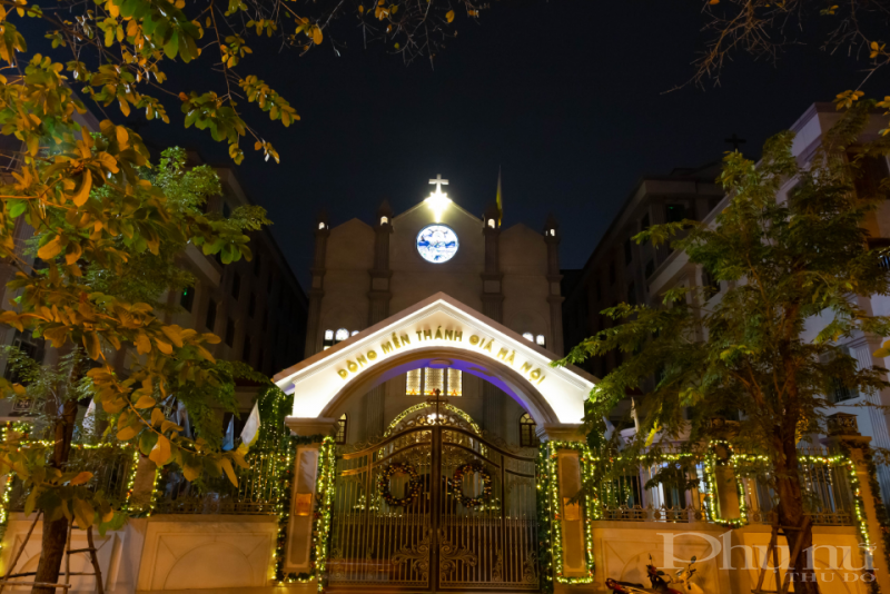 Nhà Dòng Mến Thánh giá Hà Nội cũng được trang trí rực rỡ với nhiều ngọn đèn đón mừng Giáng sinh.