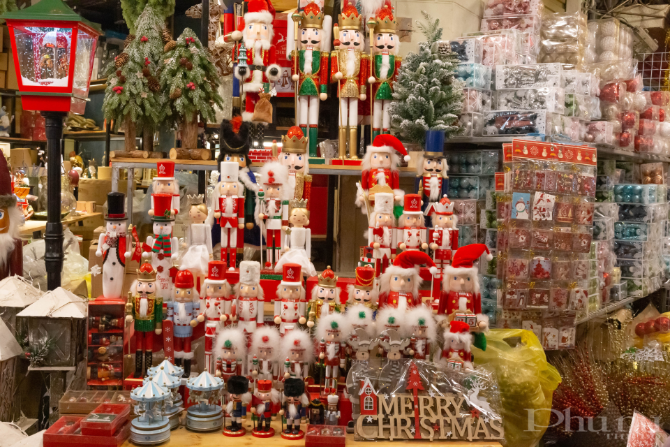 Những món đồ trang trí Giáng sinh còn được bày bán ở khu vực đầu các phố Hàng Đồng, Hàng Rươi.