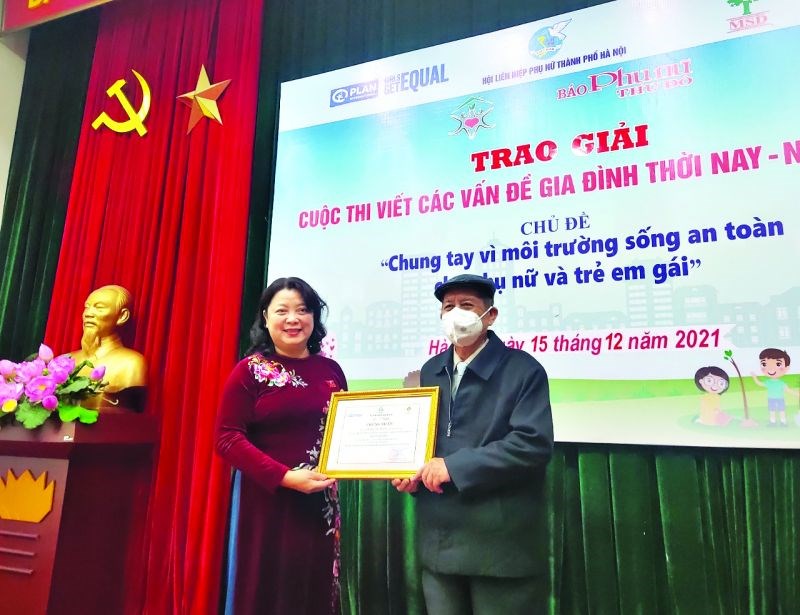 Đồng chí Nguyễn Thị Thu Thủy trao giải Nhất cho tác giả Dương Tự Minh