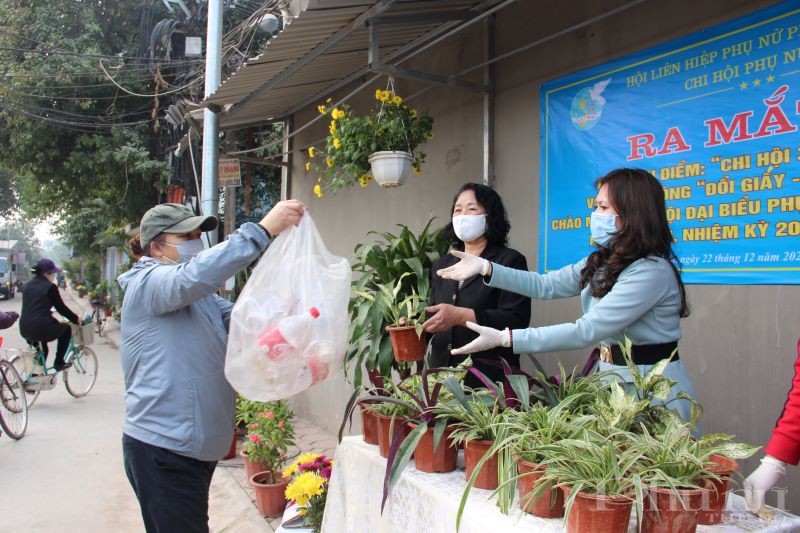 Các cô, các chị hội viên phụ nữ Chi hội 7 đem chai, lọ nhựa được mình thu gom để đổi lấy cây xanh.