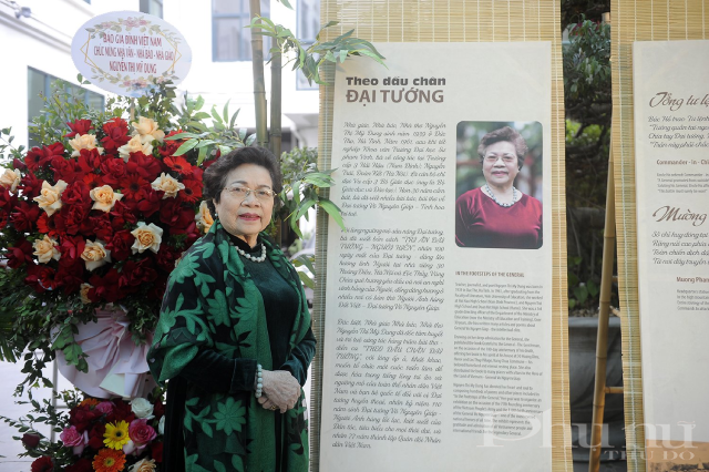 Nhà báo, nhà thơ Nguyễn Thị Mỹ Dung tại triển lãm.