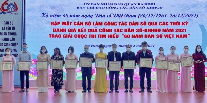 quận Ba Đình đã tổ chức Hội nghị gặp mặt cán bộ làm công tác dân số qua các thời kỳ, đánh giá kết quả công tác dân số - kế hoạch hóa gia đình (KHHGĐ) năm 2021 và trao giải cuộc thi tìm hiểu “60 năm Dân số Việt Nam”.