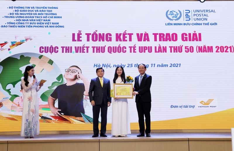 Thứ trưởng Bộ TT&TT Phạm Anh Tuấn trao giải ba cuộc thi cho em Đào Anh Thư