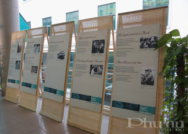 Không gian trưng bày triển lãm bao gồm 92 tấm panô in lụa trên khung tre ngà.