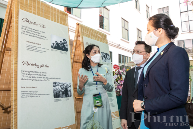 Đồng chí Lê Quốc Minh và đồng chí Hà Thị Nga nghe giới thiệu về tác phẩm tham gia triển lãm.