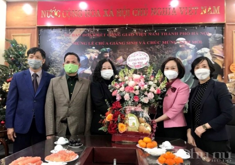 Phó Chủ tịch Hội LHPN Hà Nội Phạm Thị Thanh Hương (thứ 2 bên phải) tặng hoa chúc mừng Ủy ban Đoàn kết công giáo Hà Nội.