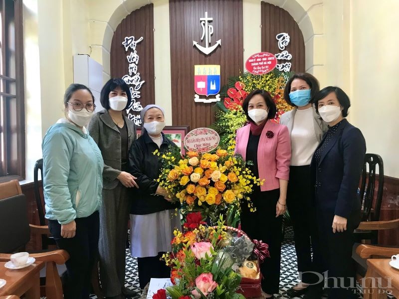 Đại diện lãnh đạo Hội LHPN Hà Nội llãnh đạo Hội LHPN quận Hoàn Kiếm và phường Tràng Tiền chúc mừng các nữ tu dòng thánh Phaolo tại Hà Nội.