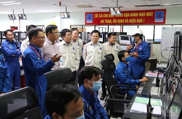 Tổng Giám đốc Petrovietnam Lê Mạnh Hùng kiểm tra công tác SXKD tại phòng điều khiển trung tâm NMLD Dung Quất.