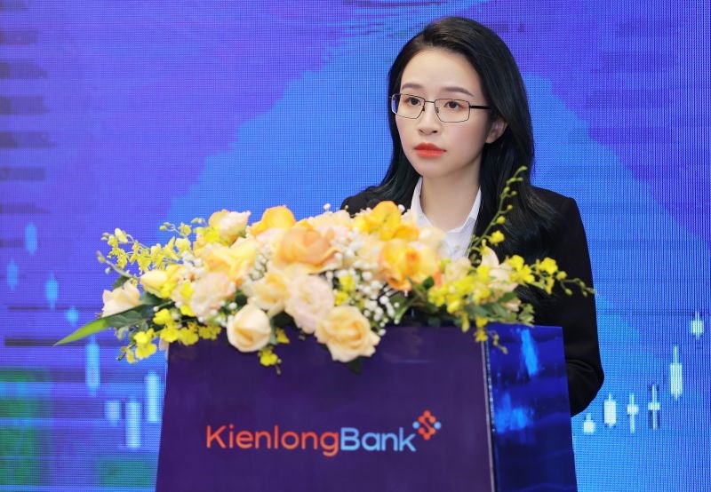 Bà Trần Thị Thu Hằng - Chủ tịch HĐQT KienlongBank phát biểu tại Đại hội