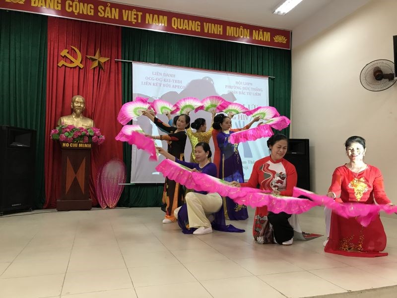 Các hội viên phụ nữ phường Đức Thắng biểu diễn văn nghệ tại 1 buổi tuyên truyền phòng, chống HIV/AIDS ở cơ sở