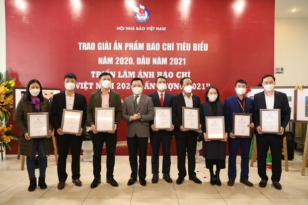 Ông Lê Quốc Minh- Chủ tịch Hội Nhà báo Việt Nam trao giải cho các tác phẩm đoạt giải