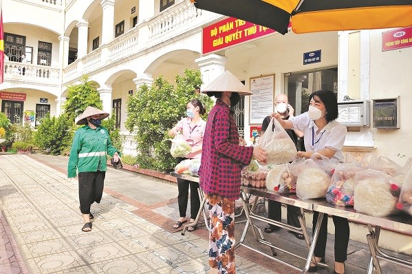 Hội LHPN phường Kim Giang, quận Thanh Xuân tặng quà cho phụ nữ di cư gặp khó khăn trên địa bàn